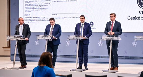 Ministr dopravy Martin Kupka a jeho kolegové sdělují novinářům nejdůležitější výsledky jednání vlády, 16. října 2024.