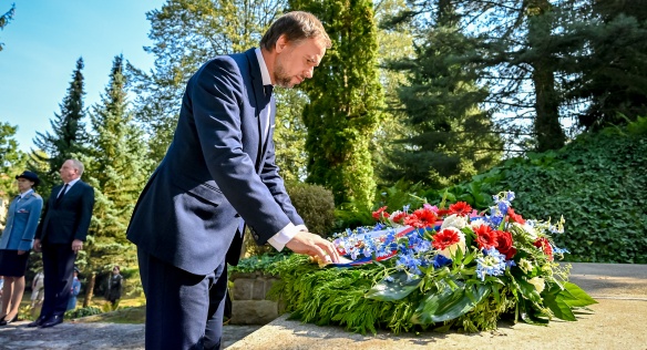 Výročí úmrtí prezidenta E. Beneše uctil zástupce vedoucí Úřadu vlády ČR F. Minář, 3. září 2024.