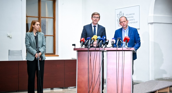 Ministr dopravy Martin Kupka a ministr pro místní rozvoj Petr Kulhánek na tiskové konferenci po jednání vlády, 23. října 2024.