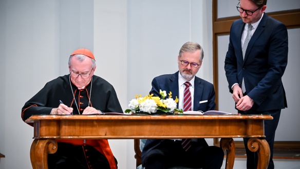 Premiér Petr Fiala a státní sekretář Svatého stolce kardinálPietro Parolin podepisují smlouvu mezi Českou republikou a Svatým stolcem,24. října 2024.