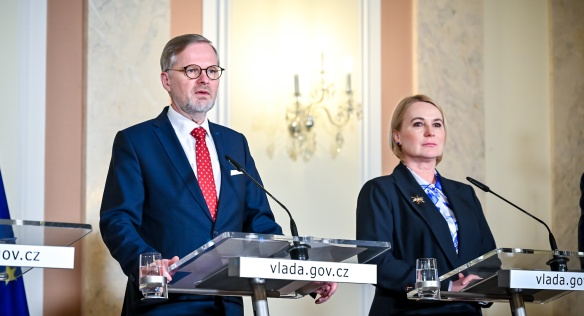 Premiér Petr Fiala a ministryně obrany Jana Černochová na tiskové konferenci po jednání vlády, 24. dubna 2024.