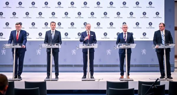 Na tiskové konferenci shrnuli premiér Petr Fiala a další účastníci jednání se zástupci průmyslu možné dopady amerických cel na ČR, 9. dubna 2025.
