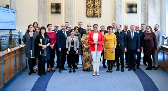 Ministryně pro vědu, výzkum a inovace Helena Langšádlová na společné fotografii se členy Rady pro výzkum, vývoj a inovace, 26. dubna 2024.