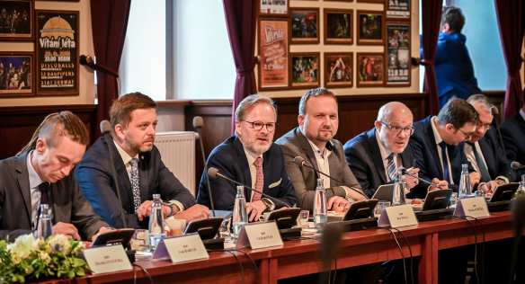 Vláda se ve Vimperku setkala se zástupci krajů i starosty, 7. června 2023.