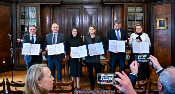 V Kramářově vile se uskutečnil slavnostní podpis přistoupení Česka k mezinárodní iniciativě Evropská síť paměti a solidarity, 19. května 2025.
