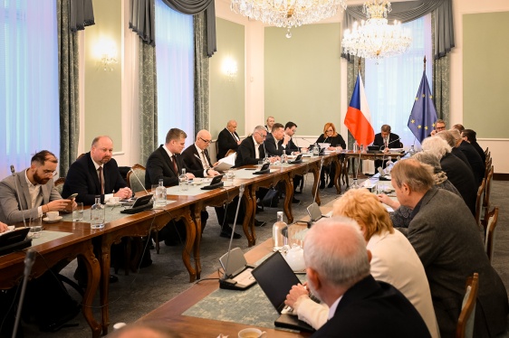 Premiér Andrej Babiš a členové jeho vlády na tiskové konferenci s předsedou ČMKOS Josefem Středulou po jednání o platech, 22. ledna 2026.