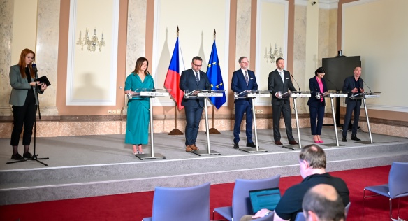 Po jednání vlády představili projednanou důchodovou reformu předsedové a předsedkyně stran vládní koalice a ekonomka H. Horská, 30. dubna 2024.