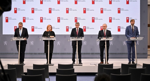 Premiér Andrej Babiš a členové jeho vlády na tiskové konferenci s předsedou ČMKOS Josefem Středulou po jednání o platech, 22. ledna 2026.