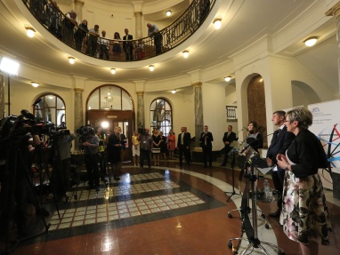Do funkce ministryně průmyslu a obchodu byla uvedena Marta Nováková. Úřad převzala od Tomáše Hünera.