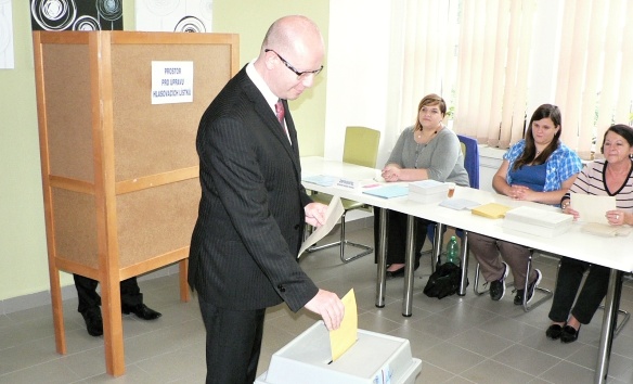 Premiér Sobotka se 10. října 2014 zúčastnil ve Slavkově u Brna komunálních a senátních voleb.
