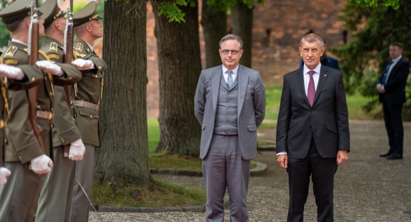 Premiér A. Babiš se svým belgickým protějškem B. De Weverem při slavnostním uvítacím ceremoniálu, 8. května 2026.
