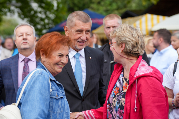 Premiér Andrej Babiš se zdraví s dalšími návštěvníky 50. ročníku podzimního veletrhu Zahrada Čech v Litoměřicích, 11. září 2026.