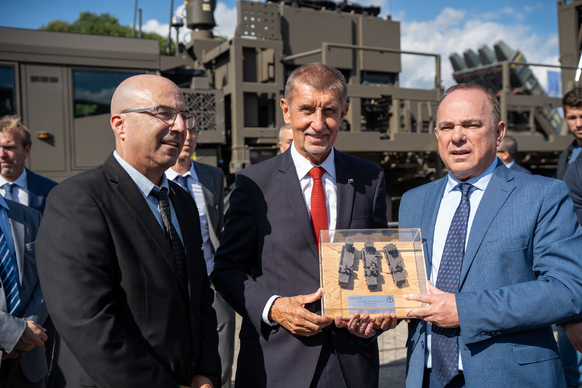 Premiér Andrej Babiš obdržel darem maketu izraelského systému protivzdušné obrany SPYDER, jehož komplet Česká republika převzala, 19. září 2026.