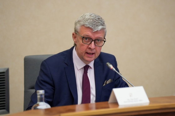 První místopředseda vlády a ministr průmyslu a obchodu Karel Havlíček předal novým členům RVVI jmenovací dekrety, 30. ledna 2026.