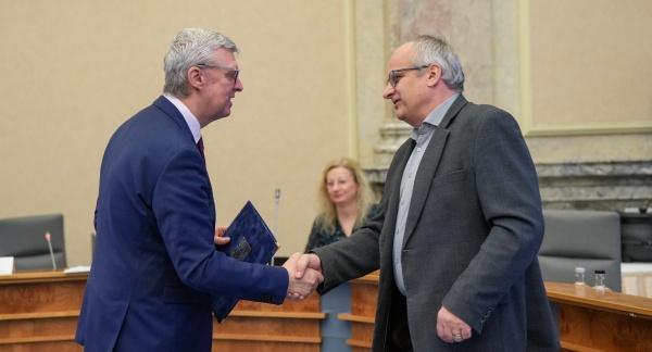 První místopředseda vlády a ministr průmyslu a obchodu Karel Havlíček předal novým členům RVVI jmenovací dekrety, 30. ledna 2026.