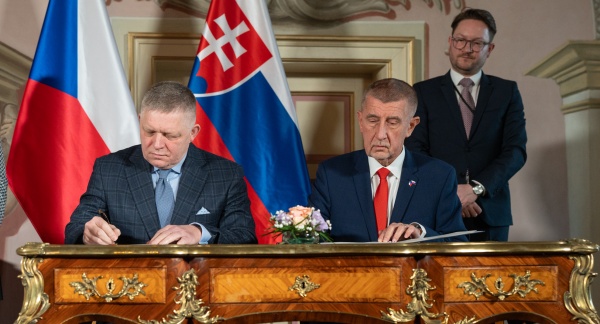 Premiéři A. Babiš a R. Fico podepisují Memorandum o prohloubené spolupráci mezi vládou České republiky a vládou Slovenské republiky, 31. března 2026.
