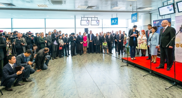 Premiér Bohuslav Sobotka 23. září 2015 na Letišti Václava Havla zahájil provoz přímé letecké linky mezi Pekingem a Prahou. Foto: Petr Hejna.