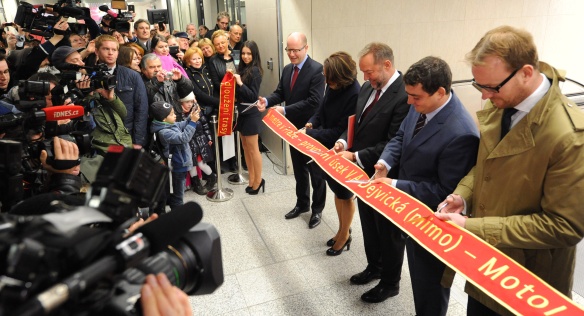 Premiér Sobotka se v pondělí 6. dubna 2015 zúčastnil slavnostního otevření prodloužené trasy pražského metra na lince A. Zdroj: DPP, P. Hejna.