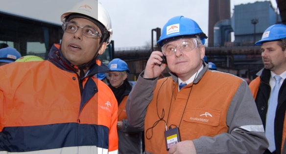 Premiér Jiří Rusnok na prohlídce modernizovaného provozu kontilití, 9. prosince 2013 ArcelorMittal Ostrava.
