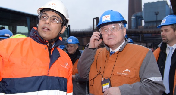 Premiér Jiří Rusnok na prohlídce modernizovaného provozu kontilití, 9. prosince 2013 ArcelorMittal Ostrava.