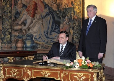 Slavnostní podpis předsedy vlády ČR Petra Nečase do pamětní knihy Mnichova