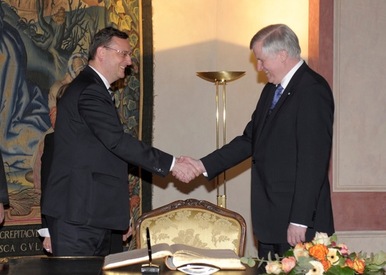 Slavnostní podpis předsedy vlády ČR Petra Nečase do pamětní knihy Mnichova