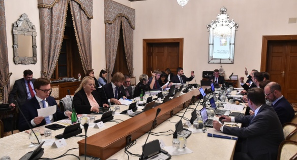 Před jednáním vlády v Hrzánském paláci, 3. října 2018.
