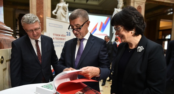 Místopředseda Rady pro výzkum, vývoj a inovace Karel Havlíček, premiér Andrej Babiš a předsedkyně AV ČR Eva Zažímalová, 5. listopadu 2018.