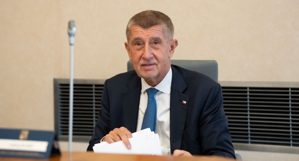 Premiér Andrej Babiš se připravuje na začátek další pravidelné schůze svého kabinetu, 19. ledna 2026.