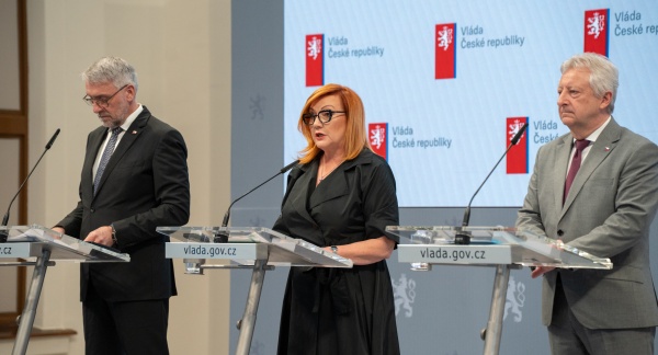 Místopředsedkyně vlády a ministryně financí Alena Schillerová na tiskové konferenci shrnula hlavní body schůze vlády, 27. dubna 2026.