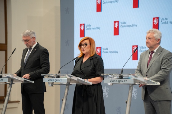 Místopředsedkyně vlády a ministryně financí Alena Schillerová na tiskové konferenci shrnula hlavní body schůze vlády, 27. dubna 2026.