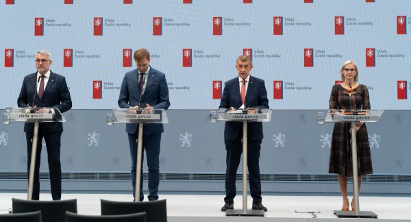 Premiér Andrej Babiš, ministři Adam Vojtěch a Lubomír Metnar a ministryně Zuzana Mrázová na tiskové konferenci po jednání vlády, 16. března 2026.