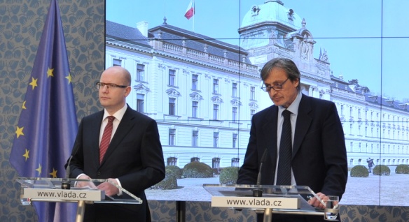 Premiér Bohuslav Sobotka a ministr obrany Martin Stropnický na tiskové konferenci po jednání vlády 16. března 2015.