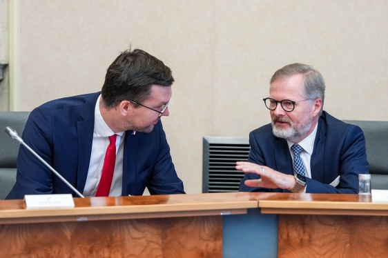 Premiér Petr Fiala v debatě s koordinátorem Národní ekonomické rady vlády Davidem Havlíčkem před zahájením jednání NERV, 1. července 2025.