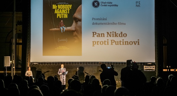 Premiér Petr Fiala přivítal hosty promítání dokumentu Pan Nikdo proti Putinovi v zahradě Strakovy akademie, 21. srpna 2025.