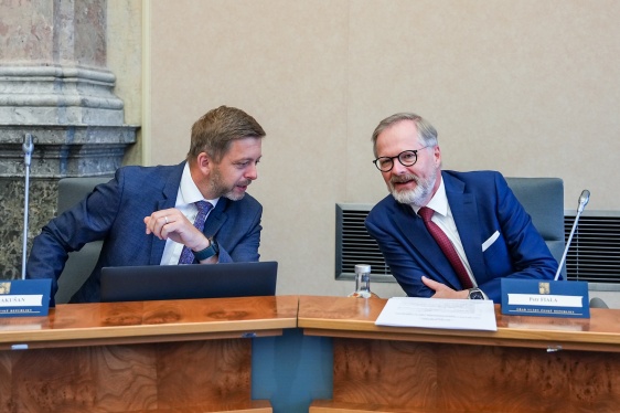 Premiér Petr Fiala v rozhovoru s 1. místopředsedou vlády a ministrem vnitra Vítem Rakušanem před začátkem schůze vlády, 27. srpna 2025.