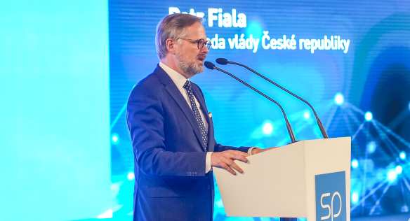 Premiér Fiala během zahájení sněmu Svazu průmyslu a dopravy v Brně, 4. října 2022.