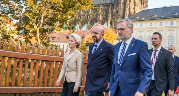 Premiér P. Fiala, předsedkyně Komise U. von der Leyenová a předseda Evropské rady Ch. Michel jdou za závěrečnou tiskovou konferenci, 7. října 2022.