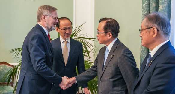 Premiér Petr Fiala vítá zástupce Japonské federace ekonomických organizací Keidanren, 11. října 2022.