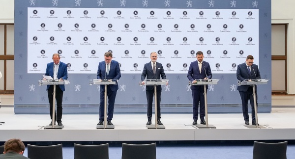 Premiér Petr Fiala a další členové kabinetu na tiskové konferenci po zasedání vlády, 30. září 2025.
