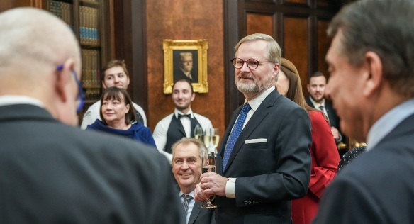 Bývalí předsedové vlád samostatné ČR s partnerkami přišli do Kramářovy vily na pozvání premiéra Fialy oslavit kulaté jubileum státu, 2. ledna 2023.
