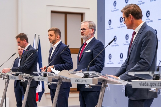 Premiér Petr Fiala a další členové vlády v demisi na tiskové konferenci po zasedání kabinetu, 12. listopadu 2025.