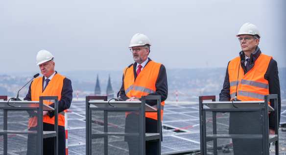 Tisková konference ke vzniku fotovoltaické elektrárny na střeše KCP, 29. listopadu 2022.