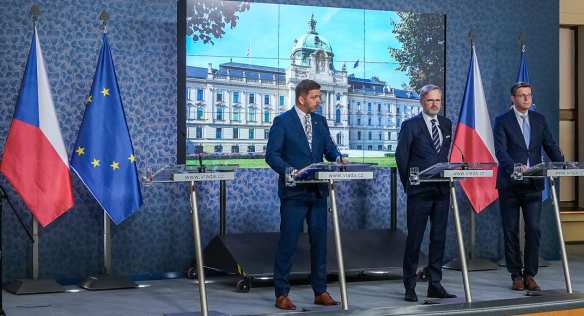 Od nového roku meziročně zeštíhlí stát o 851 služebních a pracovních míst, schválila vláda
