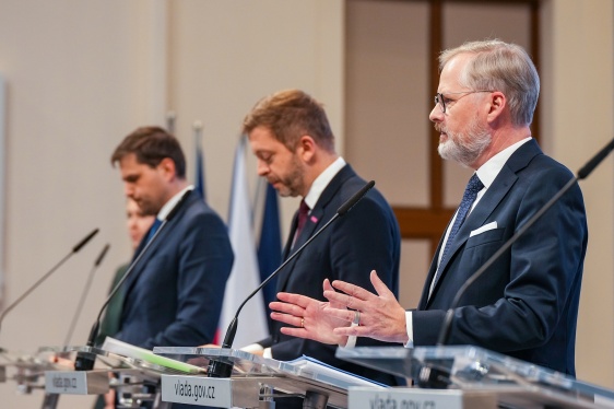 Premiér v demisi Petr Fiala zahajuje v jednací siní vlády ve Strakově akademii další zasedání svého kabinetu, 27. listopadu 2025.