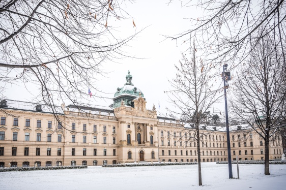 Strakova akademie, sídlo Úřadu vlády ČR.