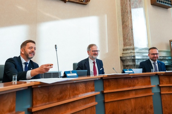 Společná fotografie členek a členů vlády Petra Fialy na závěr posledního zasedání kabinetu, 10. prosince 2025