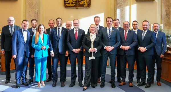 Společná fotografie členek a členů vlády Petra Fialy na závěr posledního zasedání kabinetu, 10. prosince 2025