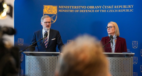 Premiér v demisi Petr Fiala a končící ministryně obrany Jana Černochová na bilanční tiskové konferenci resortu obrany, 11. prosince 2025.