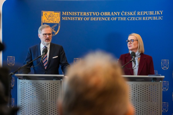 Premiér v demisi Petr Fiala a končící ministryně obrany Jana Černochová na bilanční tiskové konferenci resortu obrany, 11. prosince 2025.